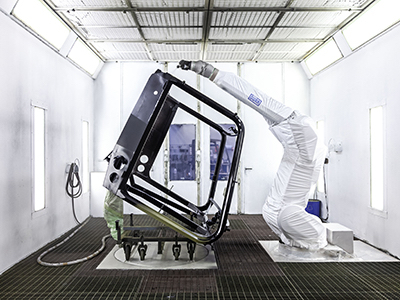 Foto El líder de mercado mundial, Kässbohrer, automatiza la producción de sus PistenBully con los robots de pintado de Dürr.